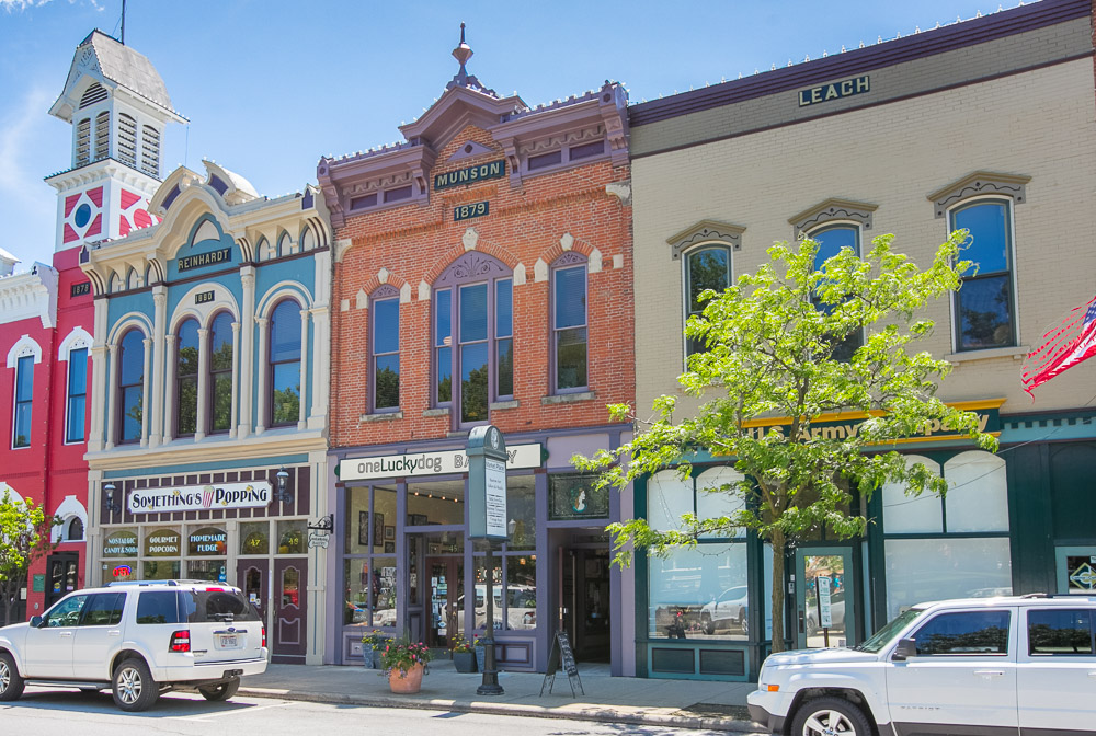 Medina Public Square Storefront and Offices / Arcade Victoria / Market Place