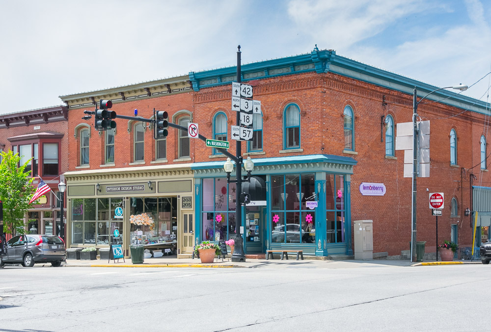 Medina Public Square Storefronts and Offices / Washington Court