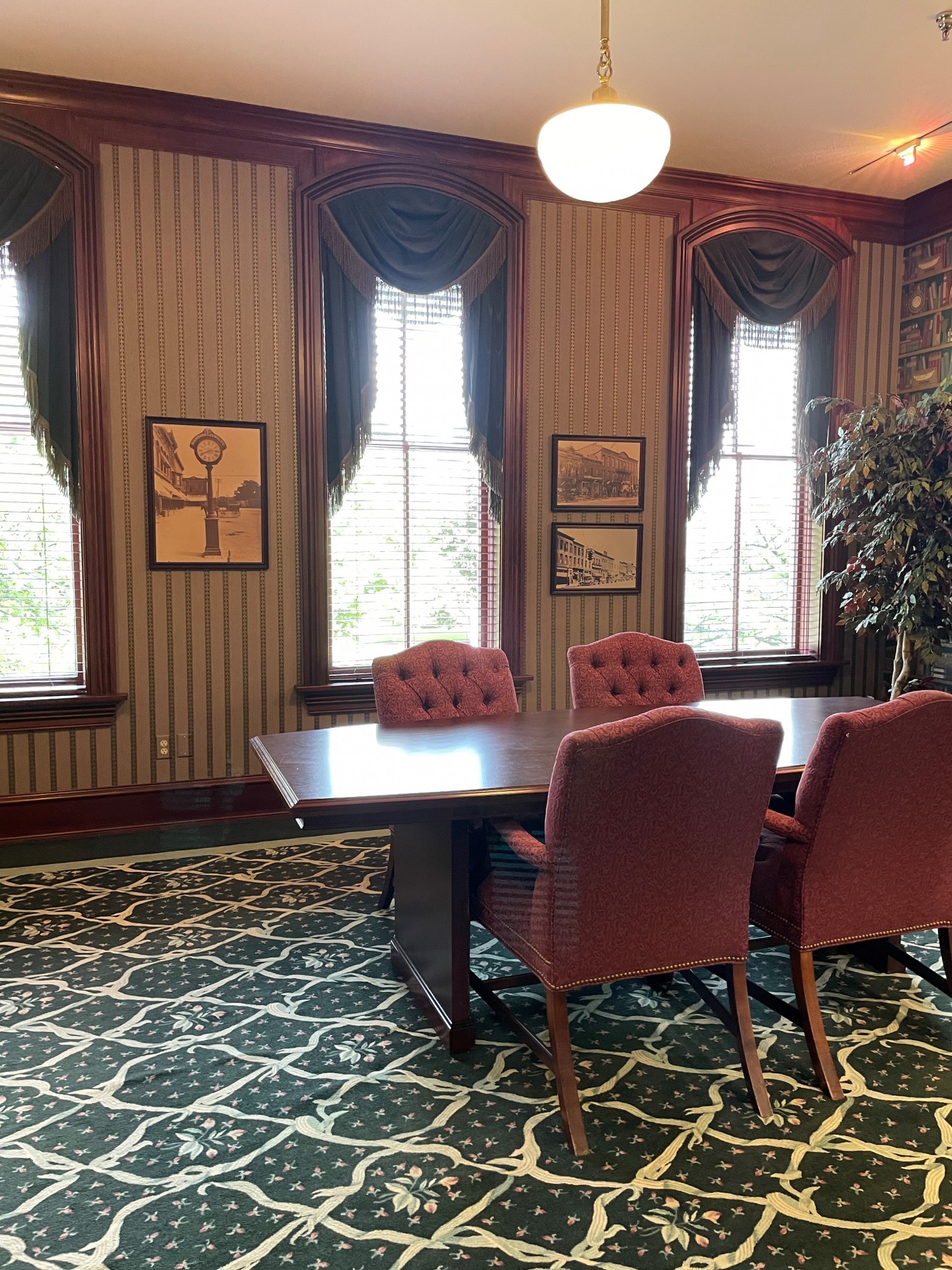 Medina Public Square Arcade Storefronts and Offices / Towne Square